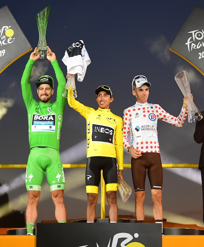 Tour de France-Sieger Egan Bernal feiert mit Kristallglas-Trophäe von ŠKODA AUTO
